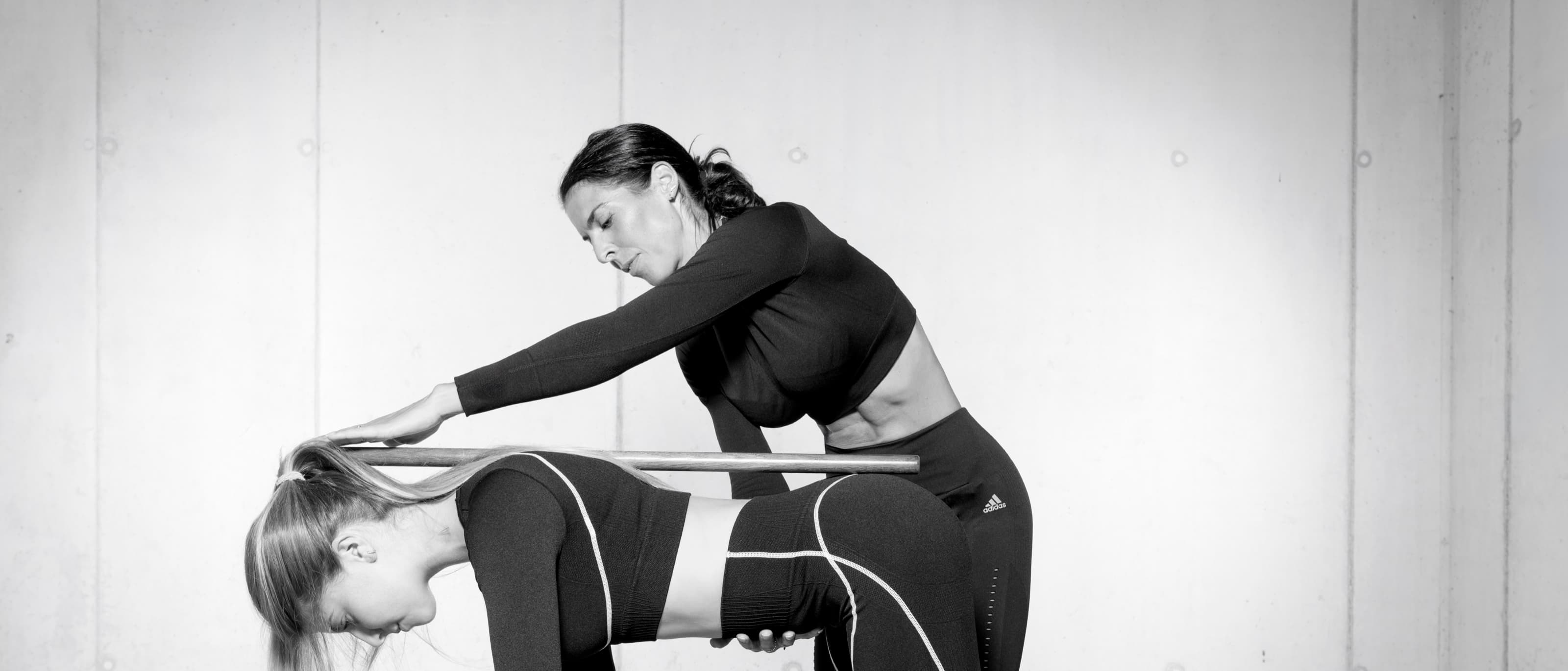 Lili ajuste la posture d'une élève à quatre pattes sur le Reformer