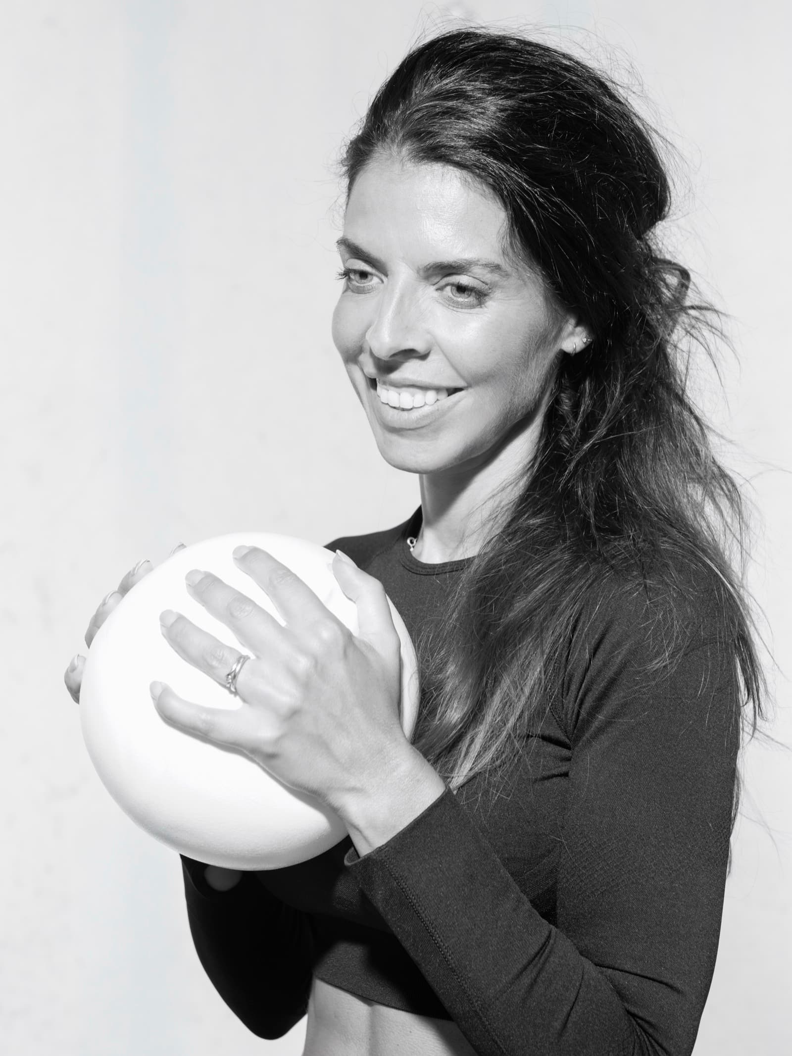 Portrait de Lili, souriante, un ballon de Pilates entre les mains